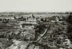 Radebeul-Oberlößnitz. Gaststätte Spitzhaus mit Weinbergen, Luftbild-Schrägaufnahme
