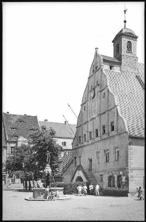 Grimma. Rathaus mit Brunnen