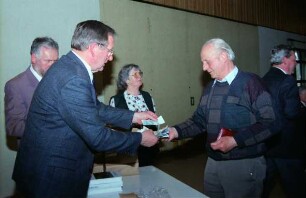 Mehrzweckhaus: Vorstellung der Chronik "Blick in die Vergangenheit. Beiträge zur Ortschronik Grabau"am 21.04.1994: Bürgermeister Lothar Seiler verkauft die Chronik