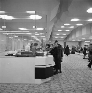 Eröffnung der modernisierten Zentrale der Stadtsparkasse Karlsruhe in der Kaiserstraße 223 beim Europaplatz