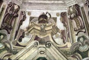 Randzone mit illusionistischer Architekturmalerei