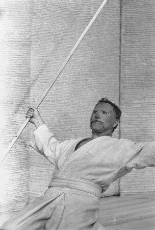 Szenenbilder aus "Sieben gegen Theben", Komödie von Aischylos in der Regie von Manfred Karge. Berliner Ensemble, 24./28.05.1969