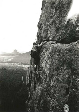 Sächsische Schweiz, Affensteine. Brosinnadel. Seilschaft Ehrhardt Renger bei der Erstbegehung der nach ihm benannten Rengerkante (Westkante, FKV-Kante, VIIb)