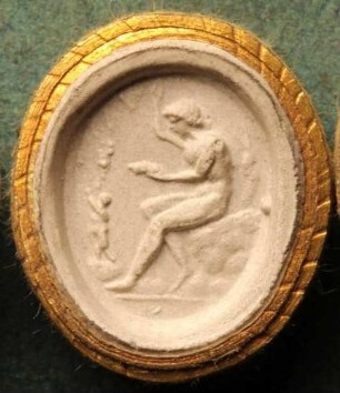 Ein Bacchant sitzt auf einem Hügel, davor ein Knabe (Daktyliothek, Supplement)