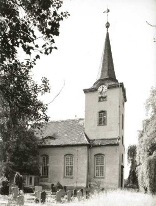 Großpösna-Dreiskau-Muckern. Dorfkirche Dreiskau (1740/1741). Ansicht mit Kirchfriedhof von Nord-Nordwesten
