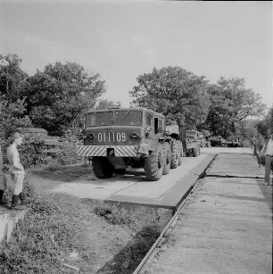 Verladen von Militärtechnik der 1. Gardepanzerarmee im Bf. Dresden-Klotzsche. Laderampe mit Sattelzugtieflader