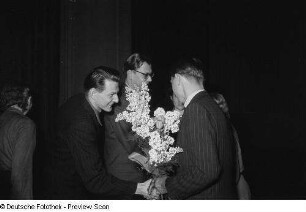 Preisverleihung beim Bezirksausscheid für Volkskunstgruppen 1954