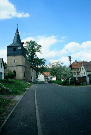 Hauptstraße, Dorfkirche und Häuser