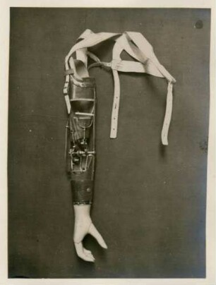 Foto einer gestreckten Armprothese aus dem Kngl. Reservelazarett in Singen