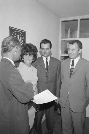 Ehrung des 50 000. Mitglieds des ADAC Gau Nordbaden, Kurt Hundertmark aus Heidelberg und dessen Werber Edgar Schneider.
