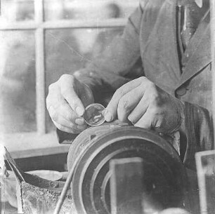 Ausschleifen der Nut am Rand : Technikgeschichte | Technologie | Optische Industrie | Brillen | Emil Busch AG Rathenow