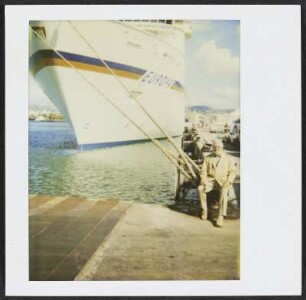 Wolfram Siebeck vor der Luxuskreuzer M. S. Europa am Hafen von Ibiza