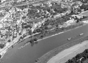 Dresden-Pieschen. Pieschener Hafen (1856/1859) und Wohnbebauung zwischen Leipziger Straße und Konkordienstraße. Luftbild-Schrägaufnahme über die Elbe nach Norden