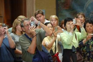 Paris - Menschen im Louvre : Touristen fotografieren die Venus von Milo, Museum Louvre. Paris, 2006