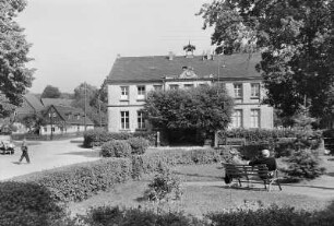 Weifa. Blick zum Schulgebäude