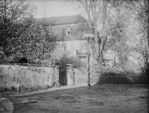 Langenhennersdorf, Rittergut : Langenhennersdorf. Ehemaliges Rittergut (18. Jahrhundert), Hauptstraße 1/2. Herrenhaus und Einfahrt zum Gutshof