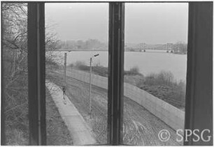 Mauerfall, Potsdam, Ufer Park Babelsberg, Blick aus dem Maschinenhaus Babelsberg in Richtung Glienicker Brücke.