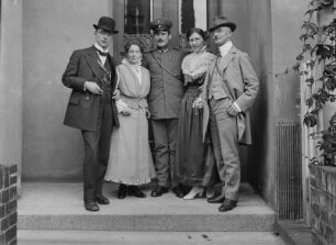 Gruppenbild vor dem Eingang eines Wohnhauses