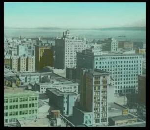 Blick über Hochhäuser zu einer Bucht (vielleicht San Francisco) : San Francisco. Stadtviertel gegen San Francisco Bay