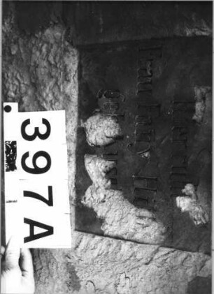 Grabstein 397 (Index: 99629898) Material: Sandstein Zustand: vorne völlig abgeblättert Maße HxBxT: 123x66x11 cm Beschreibung: Stele mit eingezogenem Rundbogenabschluß, Schriftfeld eingetieft: Grabstein 397A