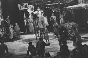 Szenenbilder aus "Don Quichotte", Comédie-héroique in fünf Akten von Jules Massenet nach Miguel de Cervantes. Komische Oper Berlin, Premiere 03.10.1971. Mit der Rosinante von Eddy Fischer.
