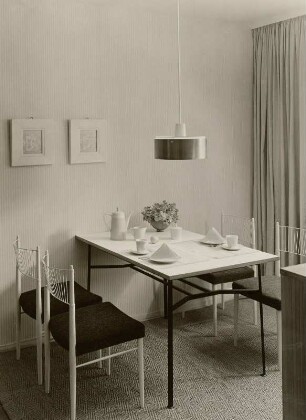Eßtisch : Musterwohnzimmer (1962; Zentrales Entwicklungsbüro Schkeuditz ). Eßplatz
