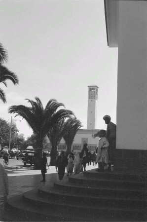 Reisefotos Marokko. Casablanca. Straßenbild mit Blick zum Uhrturm