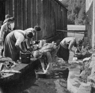 Mädchen beim Geschirrabwaschen