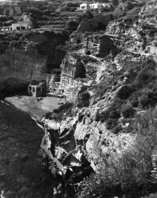 Ischia-Sant'Angelo. Ortsteilansicht mit Felsformation am Meeresufer