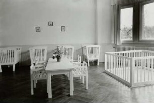 Säuglingsheim. Zimmer mit Gitterbetten für Kleinstkinder