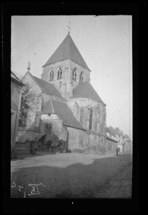 Corbeny (Dep. Aisne, Frankreich): "Kirche" (Distanzaufnahme)