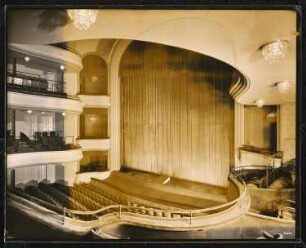 Komische Oper (auch: Künstlertheater, Staatstheater Lustspielhaus), Berlin: Ansicht Zuschauer und Bühne
