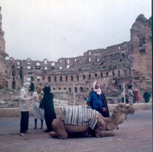 El Djem (antiker Name: Thysdrus). Römisches Amphitheater, davor Touristen und Kamelführer