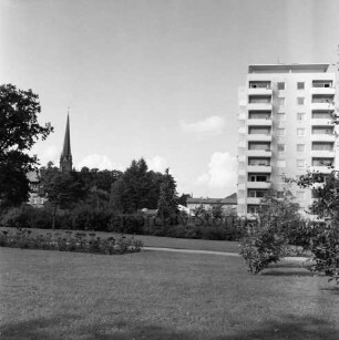 Kurpark: vorn Grünfläche mit Blumenrabatte: hinten rechts an Kurparkallee Hochhaus "Liebe": hinten links Turm der Peter-Paul-Kirche