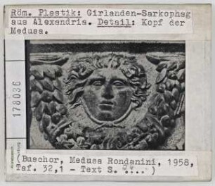 Römische Plastik: Girlanden-Sarkophag aus Alexandria. Detail: Kopf der Medusa