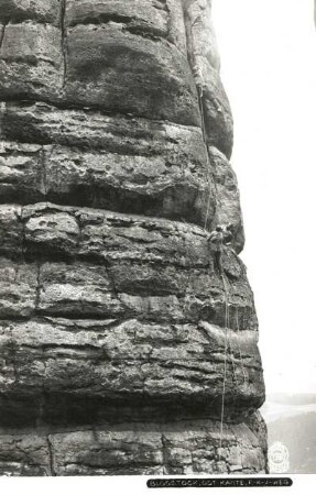 Sächsische Schweiz, Affensteine. Bloßstock. Seilschaft Ehrhardt Renger in der Ostwand (FKV-Weg, Ostkante, VIIb)