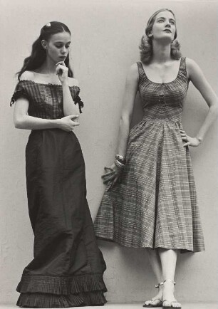 "Old dresses and new dresses together", Modeaufnahme, Modelle Beth Wilson, Grace Collidge and Natalie Nickerson (Mademoiselle)