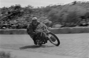 Rennfahrer Hein Thorn Prikker (1911-1998) während eines Motorradrennens
