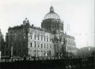 Das im Krieg beschädigte Berliner Schloss, Hauptportal und Kuppel