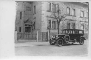 Personenkraftwagen Horch 10/50 : Personenkraftwagen Horch 10/50, Baujahr 1924/1926, zugelassen auf die Kreishauptmannschaft Chemnitz (Kennzeichen IV - ...), parkend vor einer Mietvilla