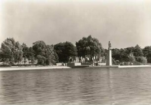 Ravensbrück. Nationale Mahn- und Gedenkstätte Ravensbrück. Ansicht über den See gegen Ufer mit Plastik (W. Lammert)