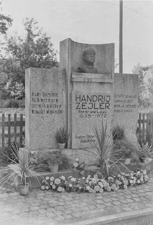 Denkmal von Handrij Zejler in Lohsa : Lohsa. Denkmal von Handrij Zejler (dt. Andreas Seiler, 1804-1872, sorbischer Dichter)