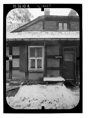 Baruth/Mark-Glashütte, Hüttenweg 8. Arbeiterwohnhaus (um 1840). Eingangsfront (Teilansicht)