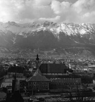 Innsbruck-Wilten. Stadtteilansicht mit Stiftskirche Sankt Laurentius