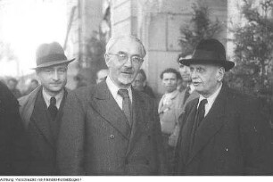 "Volksbegehren für Einheit und gerechten Frieden". Dresden, Karl-Marx-Platz (Palaisplatz). Otto Nuschke, Vorsitzender der CDU in der sowjetischen Besatzungszone, auf der Großkundgebung vor dem Japanischen Palais (links), 1947 & "Volksbegehren für Einheit und gerechten Frieden". Dresden, Karl-Marx-Platz (Palaisplatz). Martin Richter, Bürgermeister in Dresden, CDU, auf der Großkundgebung vor dem Japanischen Palais (rechts), 1947