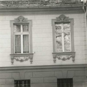 Cottbus, Sandower Straße 17. Villa (Kindergarten der Post; um 1820, E. 19. Jh.), Fenster