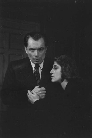 Szenenbilder aus dem Stück "Auf der anderen Seite" von Lillian Hellman am Hebbel-Theater Berlin : Szene mit Walter Franck