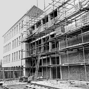 Stormarnschule: Gymnasium: Waldstraße: vierter Erweiterungsbau: Rohbau mit Gerüst: im Vordergrund Schienen für Baukran: links Erweiterungsflügel ab 1951