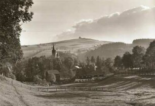 Neuhausen (Erzgebirge), Ansicht von Norden mit Schloss Purschenstein und dem Schwartenberg im Hintergrund