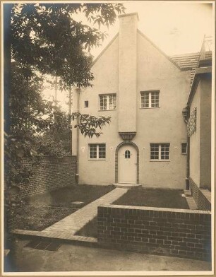 Einfamilienhaus. Inneneinrichtung: Aussenaufnahme rückwärtige (?) Eingangsseite